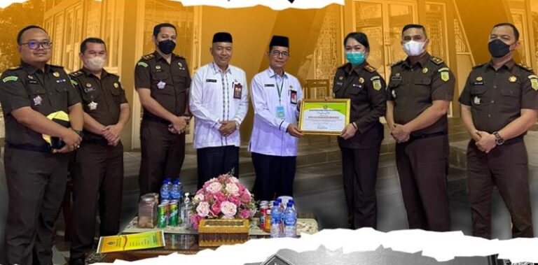 Kepala Kementrian Agama Kabupaten Rokan Hilir melakukan Penyerahan piagam Penghargaan kepada Kepala Kejaksaan Negeri Rokan Hilir
