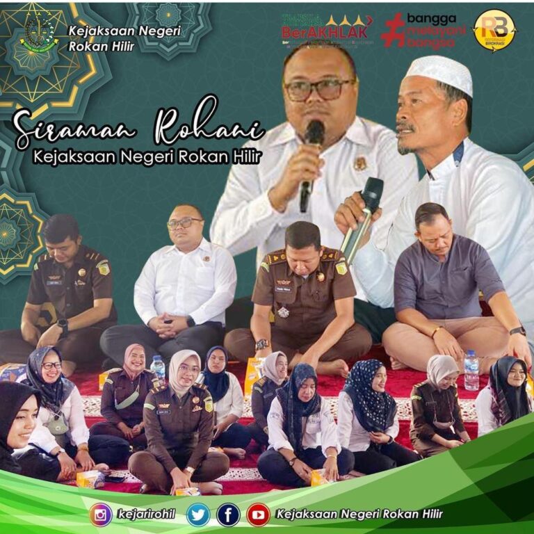 PEGAWAI KEJARI ROHIL MENGIKUTI SIRAMAN ROHANI DI MUSHOLLA AL-HAQ